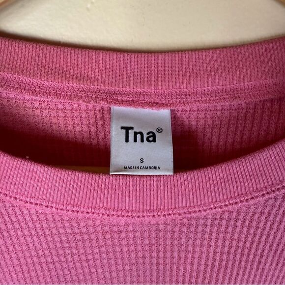 Aritzia TNA Waffle Knit Long Sleeve Barbie Pink Size Small Activewear Outdoor - Picture 2 of 6